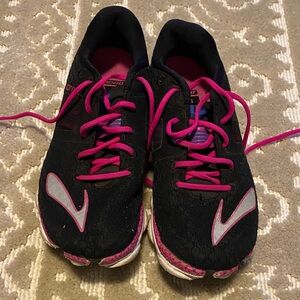 Black and Pink Athletic Shoes Brooks Connect